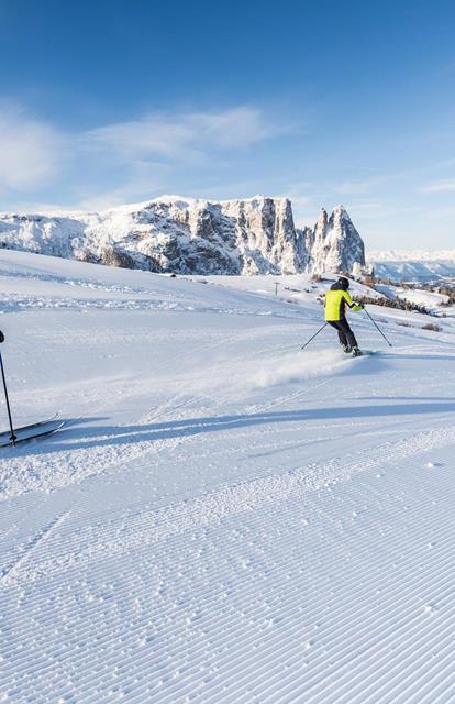 Due persone che fanno sci sull'Alpe di Siusi