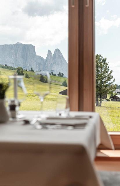 Un tavolo nella sala da pranzo con vista sull'Alpe di Siusi