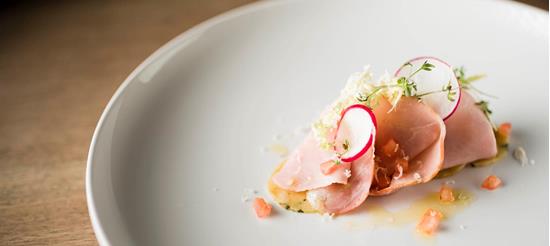 Tender meat with radish and fresh herbs – elegantly served on a creamy base