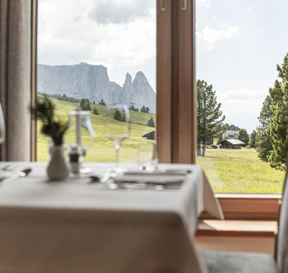 Ein Tisch im Speisesaal mit Blick auf die Seiser Alm