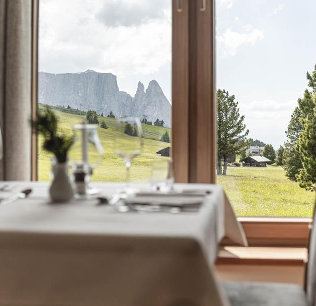 Ein Tisch im Speisesaal mit Blick auf die Seiser Alm