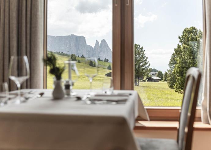 A table in the dining room with a view on the Seiser Alm