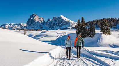 Due persone fanno un'escursione invernale nelle Dolomiti