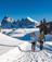 Zwei Personen machen eine Winterwanderung in den Dolomiten