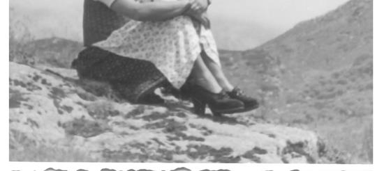 Paula seduta su un prato