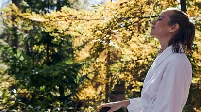 Eine Frau genießt die Natur im Herbst