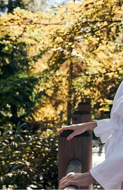 Eine Frau genießt die Natur im Herbst