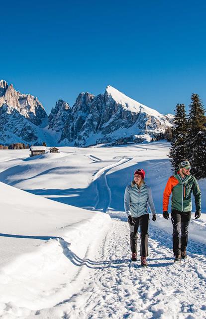 Zwei Personen machen eine Winterwanderung in den Dolomiten