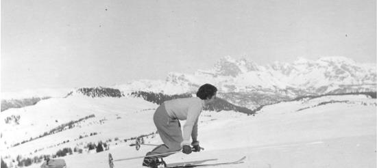 Historische Aufnahme einer Frau beim Skifahren