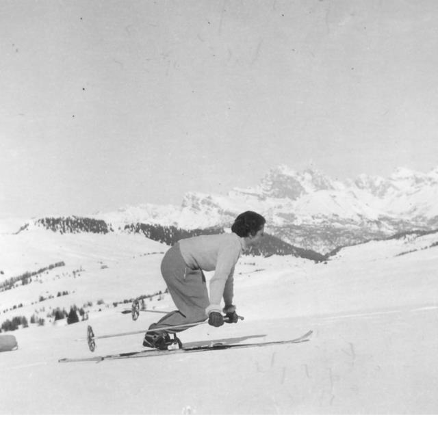 Historische Aufnahme einer Frau beim Skifahren