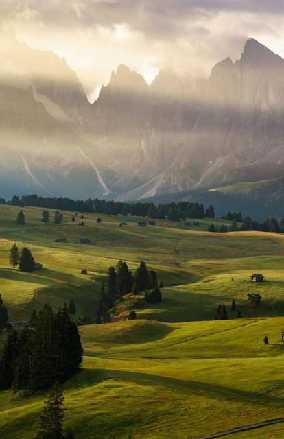Alba sull’Alpe di Siusi – foschia danzante sopra i prati nel primo bagliore del giorno