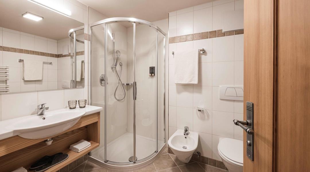 Bagno con doccia, lavabo, WC e bidet
